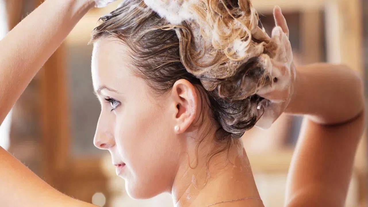 जर केस गळत असतील आणि केसांमध्ये कोंडा झाला असेल तर सर्वात महत्वाचे म्हणजे बाजारातील वस्तू वापरण्यापेक्षा दही आणि लिंबू केसांना लावा, त्यामुळे समस्या दूर होते. 