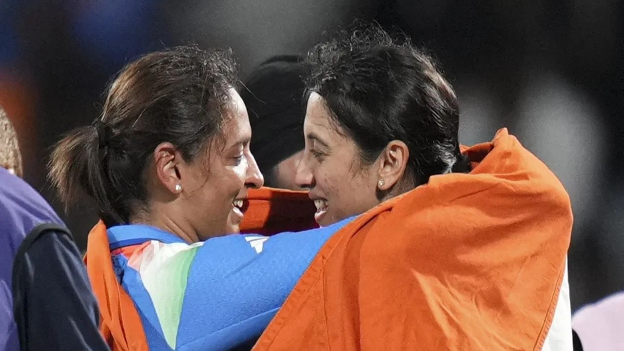 वर्ल्ड कप विजयानंतर भारतीय महिला संघातील खेळाडूंवर बक्षिसाचा वर्षाव केला जात आहे. स्मृती मंधाना जेमीमा रॉड्रिग्स आणि राधा यादव या तिघींना महाराष्ट्र सरकारकडून प्रत्यकेी सव्वा 2 कोटी रुपये देण्यात आले. तसेच श्री चरणी हीला आंध्र प्रदेश सरकारकडून अडीच कोटी आणि भूखंड देण्यात आला. (Photo Credit : PTI)