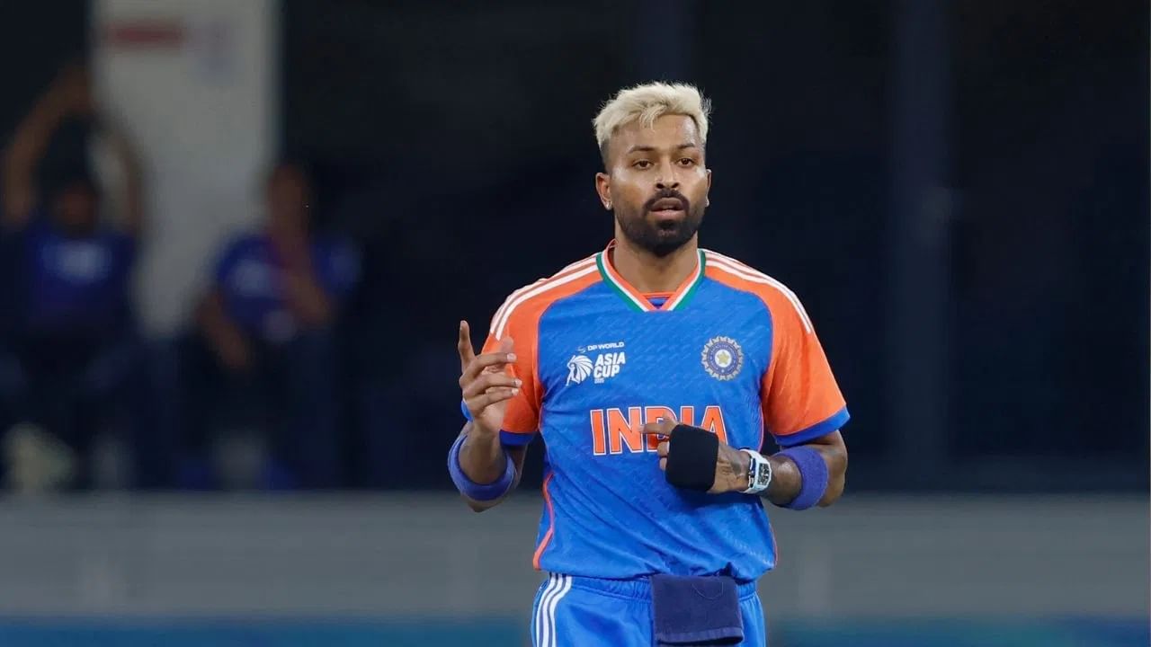 मीडिया रिपोर्ट्सनुसार, हार्दिक दुखापतीतून पूर्णपणे फिट झाल्यानंतर  विजय हजारे ट्रॉफी स्पर्धेतून कमबॅक करणार आहे. या स्पर्धेला 26 नोव्हेंबरपासून सुरुवात होणार आहे. हार्दिक या स्पर्धेत बडोद्याचं प्रतिनिधित्व करणार आहे.  (Photo Credit : PTI)