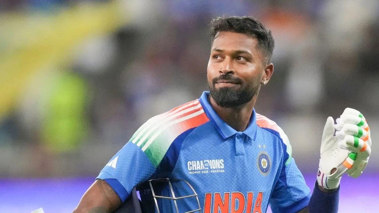 दरम्यान टीम इंडिया दक्षिण आफ्रिकेविरुद्ध 30 नोव्हेंबरपासून वनडे सीरिज खेळणार आहे. पंड्याचं या मालिकेतून भारतीय संघात कमबॅक होण्याची अधिक शक्यता आहे. पंड्या त्याआधी बडोद्यासाठी खेळताना दिसणार असल्याचं म्हटलं जात आहे. (Photo Credit : PTI)