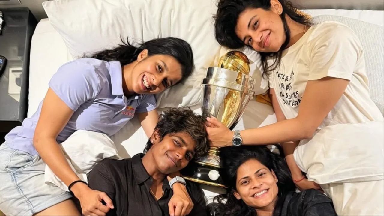 जेमीमा रॉड्रिग्स, अरुंधती रेड्डी, राधा यादव आणि स्मृती मंधाना या चौघींची मैत्री जगजाहीर आहे. या चौघींनी वर्ल्ड कप विजयानंतर ट्रॉफीसोबत आंनदोत्सव साजरा केला. (Photo Credit: Instagram/PTI)