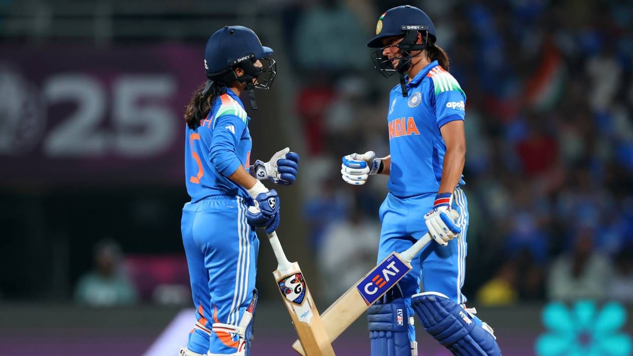 वुमन्स वनडे वर्ल्डकप स्पर्धेच्या अंतिम फेरीत भारताने दक्षिण अफ्रिकेसमोर विजयासाठी 299 धावांचं आव्हान ठेवलं आहे. त्यामुळे आता भारतीय गोलंदाजांचा कस लागणार आहे. असं असताना हरमनप्रीत कौर अंतिम फेरीत काही खास फलंदाजी करू शकली नाही. पण तिने एक मोठा विक्रम मोडीत काढला आहे. (फोटो-बीसीसीआय ट्वीटर)