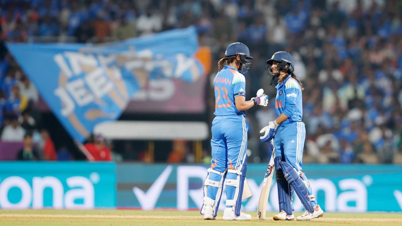हरमनप्रीत कौरच्या छोट्या खेळीमुळे तिचे चाहते नाराज झाले. पण हरमनप्रीत कौरने एक मोठा विश्वविक्रम मोडला. तिने आयसीसी महिला एकदिवसीय विश्वचषकाच्या इतिहासात बाद फेरीच्या सामन्यात सर्वाधिक धावा करण्याचा विक्रम रचला आहे. (फोटो-बीसीसीआय ट्वीटर)