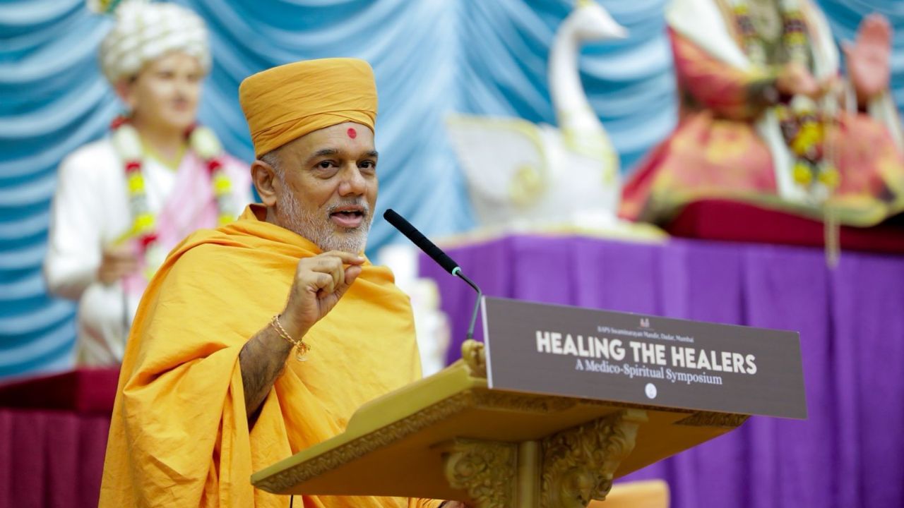 ज्ञानवर्त्सल स्वामी (बीएपीएसचे ज्येष्ठ संत आणि जागतिक प्रेरक वक्ते) यांनी यावेळी मानसिक स्थिरता, भावनिक संतुलन आणि आंतरिक शक्ती विकसित करण्यासाठी डॉक्टरांना व्यावहारिक टिप्स दिल्या. त्यांचा संदेश डॉक्टरांसाठी अत्यंत उपयुक्त, सोपा आणि जीवन बदलणारा होता.