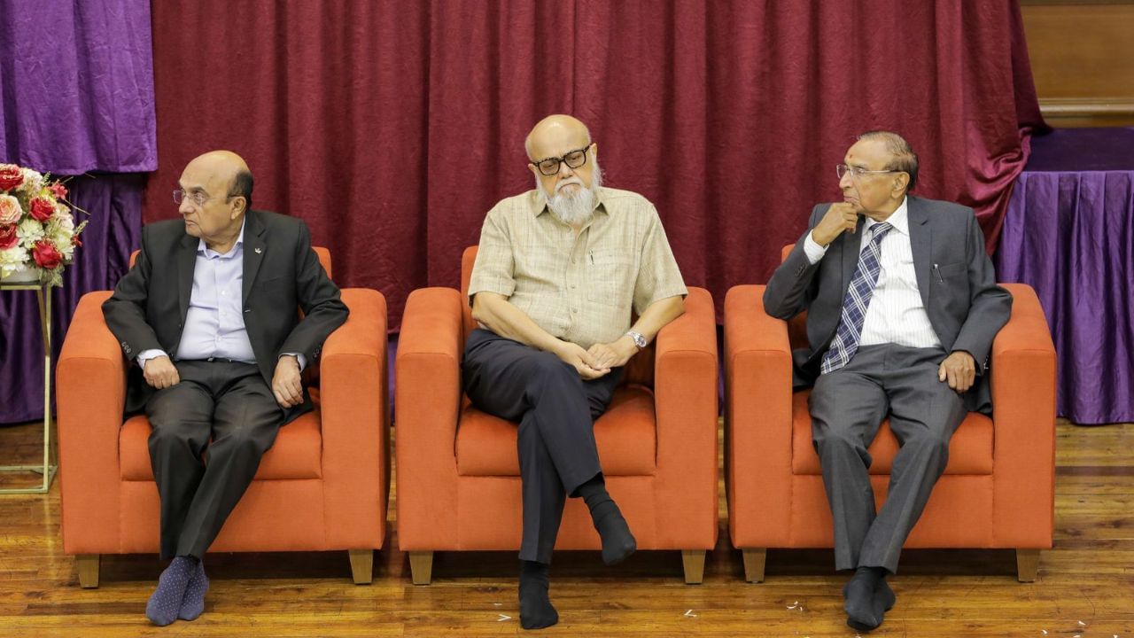 डॉ. कांती पटेल (प्रसिद्ध ईएनटी सर्जन) म्हणाले की, डॉक्टरांच्या दीर्घकालीन सेवेसाठी सजगता, करुणा आणि स्वतःची काळजी घेणे हे गुण आवश्यक आहेत.