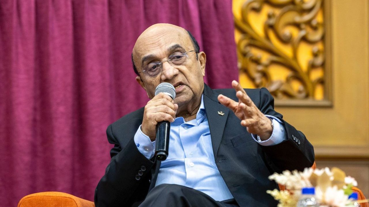 पद्मभूषण डॉ. अश्विन मेहता (प्रसिद्ध वरिष्ठ हृदयरोगतज्ज्ञ) म्हणाले की, डॉक्टरांमधील वाढता भावनिक भार अनेकदा दुर्लक्षित केला जातो आणि महत्त्वाच्या वैद्यकीय निर्णयांमध्ये आंतरिक शांती आणि आध्यात्मिक स्थिरता महत्त्वाची असते. 