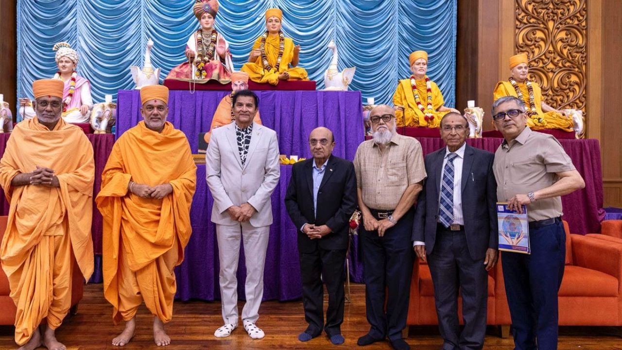 भारताच्या आरोग्यसेवा क्षेत्रात काम करणाऱ्या डॉक्टरांना आज प्रचंड कामाचा ताण, भावनिक थकवा आणि योग्य निर्णय घेण्याच्या ताणाचा सामना करावा लागत आहे. ही आव्हाने लक्षात घेऊन, BAPS ने डॉक्टरांना आध्यात्मिक, मानसिक आणि व्यावहारिकदृष्ट्या सक्षम करण्यासाठी हीलिंग द हीलर्स चर्चासत्र आयोजित केले होते. हीलिंग द हीलर्स या कार्यक्रमाची सुरुवात दर्शन, अभिषेक आणि वैदिक प्रार्थनेने झाली, त्यानंतर गुरुहरि आणि महंत स्वामी महाराज यांच्यावरील प्रेरणादायी परिचयात्मक चित्रपट दाखवण्यात आला.