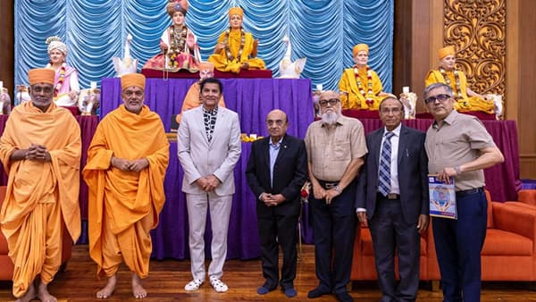 भारताच्या आरोग्यसेवा क्षेत्रात काम करणाऱ्या डॉक्टरांना आज प्रचंड कामाचा ताण, भावनिक थकवा आणि योग्य निर्णय घेण्याच्या ताणाचा सामना करावा लागत आहे. ही आव्हाने लक्षात घेऊन, BAPS ने डॉक्टरांना आध्यात्मिक, मानसिक आणि व्यावहारिकदृष्ट्या सक्षम करण्यासाठी हीलिंग द हीलर्स चर्चासत्र आयोजित केले होते. हीलिंग द हीलर्स या कार्यक्रमाची सुरुवात दर्शन, अभिषेक आणि वैदिक प्रार्थनेने झाली, त्यानंतर गुरुहरि आणि महंत स्वामी महाराज यांच्यावरील प्रेरणादायी परिचयात्मक चित्रपट दाखवण्यात आला.