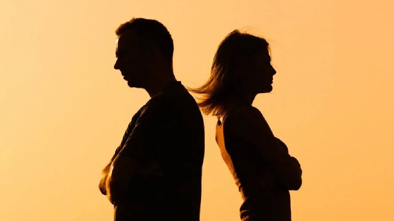 सार्वजनिक ठिकाणी सोबत न चालणे - अनेक पुरूष सार्वजनिक ठिकाणी आपल्या पत्नीसोबत चालत नाहीत. यामुळे ती एकटी पडते. हे एखदम साधे कारण असले तरी याचा तुमच्या नात्यावर परिणाम होऊ शकतो.