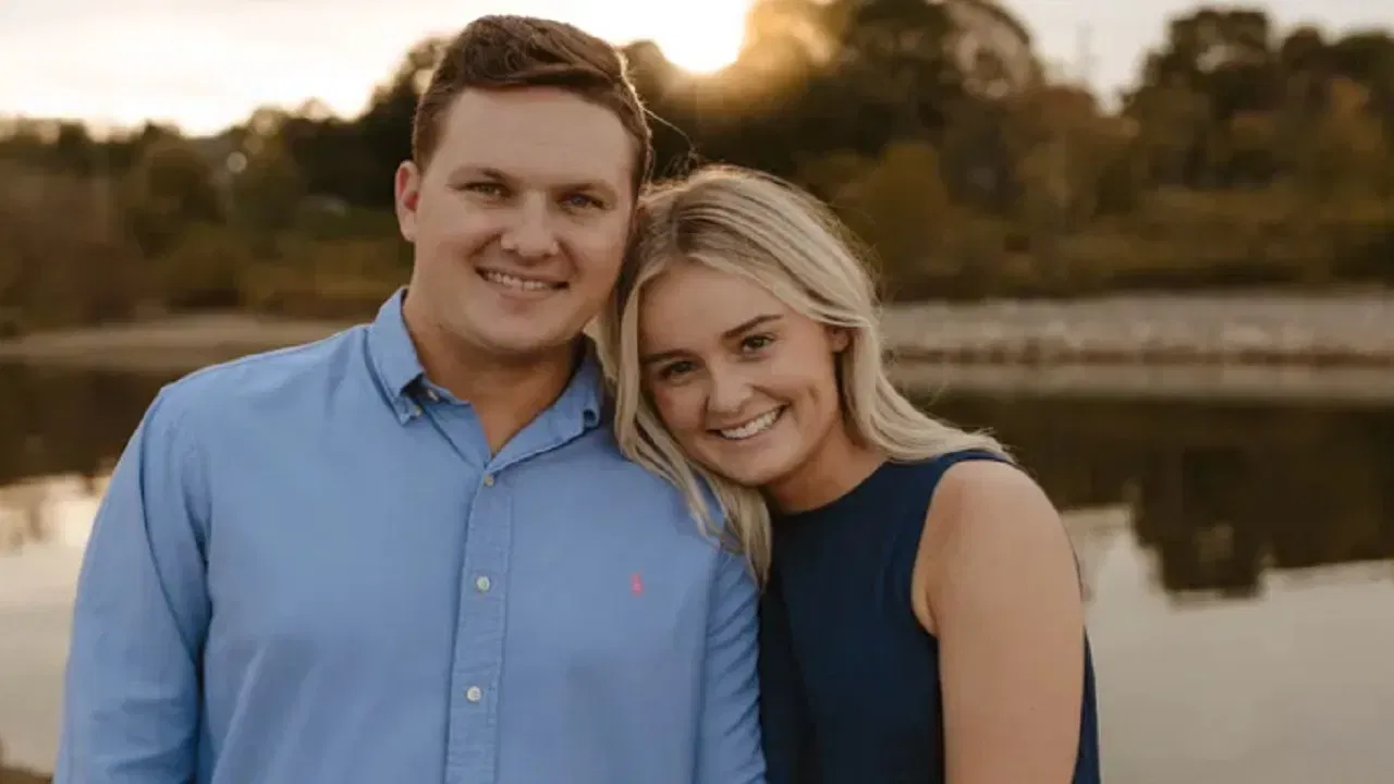 इतरांसमोर जास्त विनोद करणे - अनेकदा पुरूष मित्रांसोबत किंवा नातेवाईकांसोबत विनोद करत असतात. मात्र ही बाब अनेकदा महिलांना खटकते. त्यामुळे जास्त विनोद करणे टाळावे.  