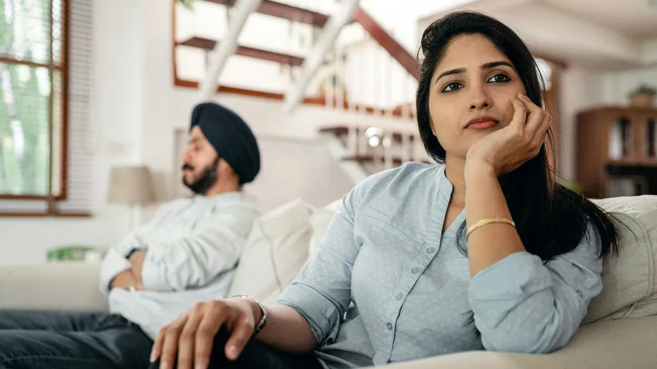 तिच्या कुटुंबाचा आदर न करणे - अनेकांना वाटते ती पत्नीने आईवडिलांचा आदर करावा, मात्र ते पत्नीच्या पालकांचा आदर करत नाहीत. तुम्हीही असे करत असल्यास पत्नीला मानसिक त्रास होतो, त्यामुळे ही सवय बदला.  