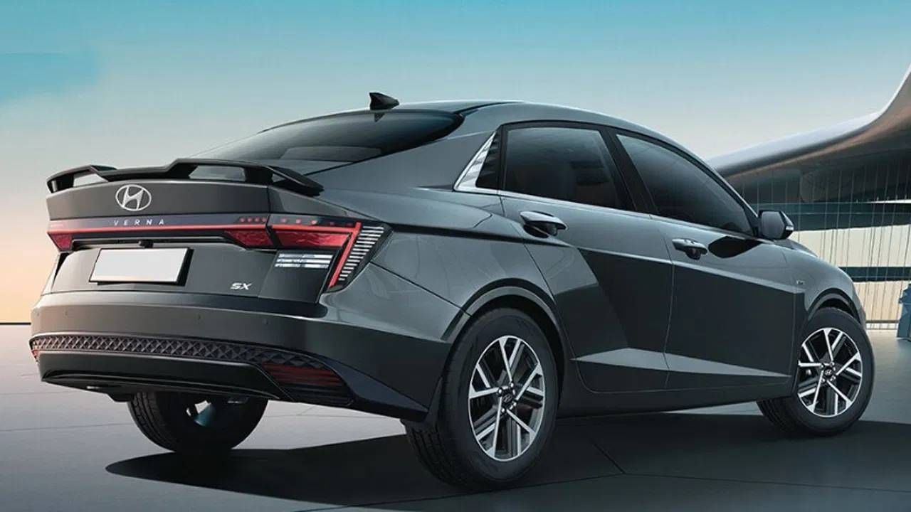 Hyundai Verna Price : हुंडईच्या या पॉपुलर गाडीच्या टॉप SX(O)वेरिएंटमध्ये लेवल 2 ADAS फीचर्स मिळतात. या वेरिएंटची किंमत 14.35 लाख (एक्स शोरूम) आहे. (फोटो-हुंडई)