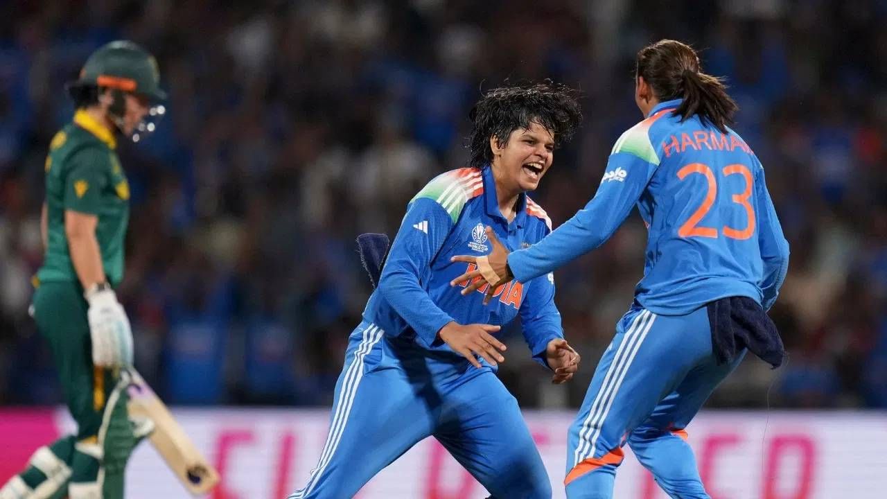 Womens World Cup 2025 Final : कोणाचं ऐकून हरमनप्रीत कौरने शेफाली वर्माकडे सोपवला चेंडू? आणि तिथेच पलटला खेळ Womens World Cup 2025 Final : कोणाचं ऐकून हरमनप्रीत कौरने शेफाली वर्माकडे सोपवला चेंडू? आणि तिथेच पलटला खेळ