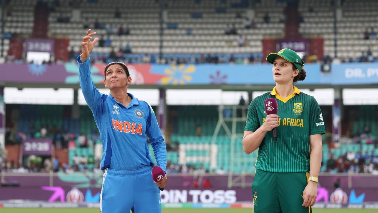 भारताने वुमन्स वनडे वर्ल्डकप स्पर्धेच्या इतिहासात दक्षिण अफ्रिकेला शेवटचं 2005 मध्ये पराभूत केलं होतं. त्यानंतर भारताला पराभवाचं तोंड पाहावं लागलं आहे. म्हणजेच 20 वर्षांपासून असंच सुरु आहे. या स्पर्धेच्या साखळी फेरीतही दक्षिण अफ्रिकेने भारताला पराभवाची धूळ चारली होती. (Photo- BCCI Twitter)