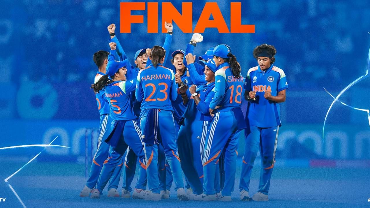 2005 नंतर दक्षिण अफ्रिकेने वुमन्स वर्ल्डकप स्पर्धेत भारताला सलग तीनदा पराभूत केलं आहे. यात या स्पर्धेतील साखळी सामन्याचा समावेश आहे. त्यामुळे अंतिम सामन्यात पुन्हा दक्षिण अफ्रिका समोर असल्याने धाकधूक वाढली आहे. भारतीय संघ तिसऱ्यांदा वनडे वर्ल्डकप स्पर्धेचा अंतिम सामना खेलत आहे. 2005 आणि 2017 मध्ये पराभवाचं तोंड पाहावं लागलं होतं. आता टीम इंडियाकडून अपेक्षा वाढल्या आहेत. (Photo- BCCI Twitter)