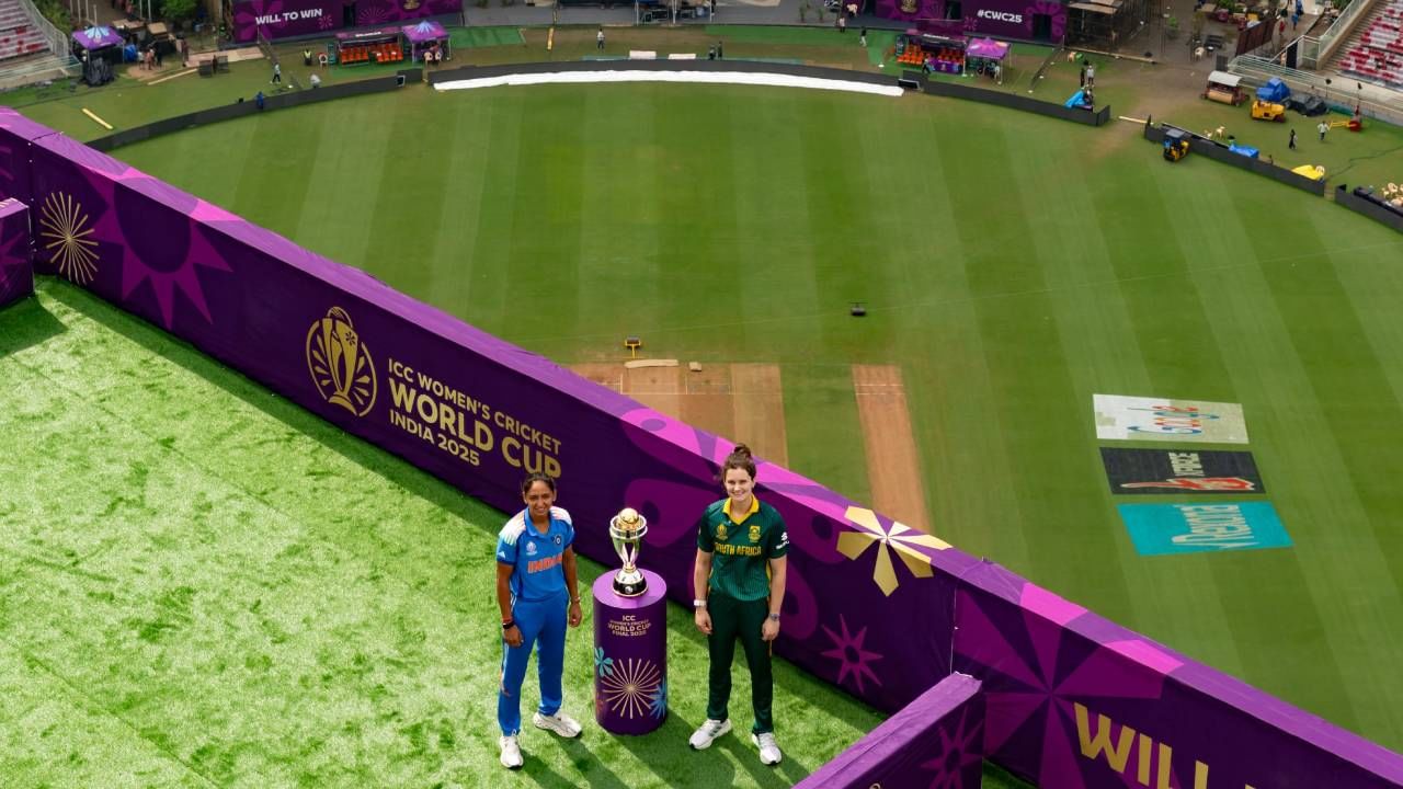 उपांत्य फेरीत भारत आणि ऑस्ट्रेलिया आमनेसामने आले होते. ऑस्ट्रेलियाने विजयासाठी 338 धावांचं आव्हान दिलं होतं. हे आव्हान भारताने 5 गडी गमवून 48.3 षटकात पूर्ण केलं. या विजयासह भारताने अंतिम फेरीत प्रवेश केला आहे. आता अंतिम फेरीत भारताचा सामना दक्षिण अफ्रिकेशी होणार आहे. त्यामुळे क्रीडाविश्वाला नवा विजेता मिळणार हे नक्की झालं आहे. (Photo- BCCI Twitter) 