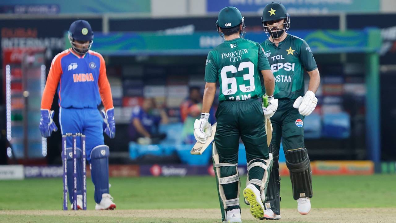 भारत आणि पाकिस्तान यांच्यातील पहिला सामना कोलंबोत होणार आहे. कारण पाकिस्तानने भारतात खेळण्यास नकार दिला आहे. त्यामुळे पाकिस्तानचे सर्व सामने श्रीलंकेत होणार आहेत. भारत पाकिस्तान साखळी फेरीतील सामना आर प्रेमदासा स्टेडियममध्ये होईल. (Photo- Asian Cricket)