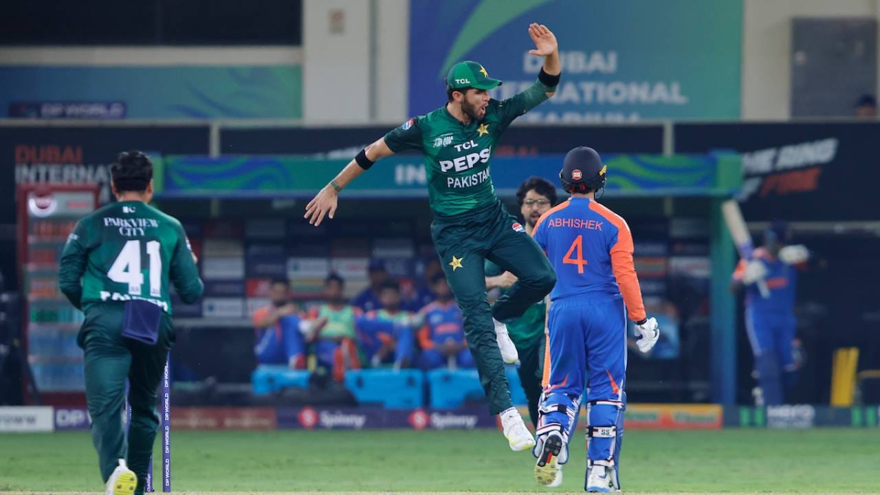 सुपर 8 फेरीत जर दोन्ही संघ पॉइंट टेबलच्या टॉप 4 मध्ये राहिले तर मीफायनलमध्ये एकमेकांशी भिडू शकतात. याचा अर्थ असा की जर भारत सुपर 8 पॉइंट टेबलमध्ये पहिल्या स्थानावर राहिला आणि पाकिस्तान चौथ्या स्थानावर राहिला तर सेमीफायनलमध्ये एकमेकांशी भिडतील. (Photo- Asian Cricket)