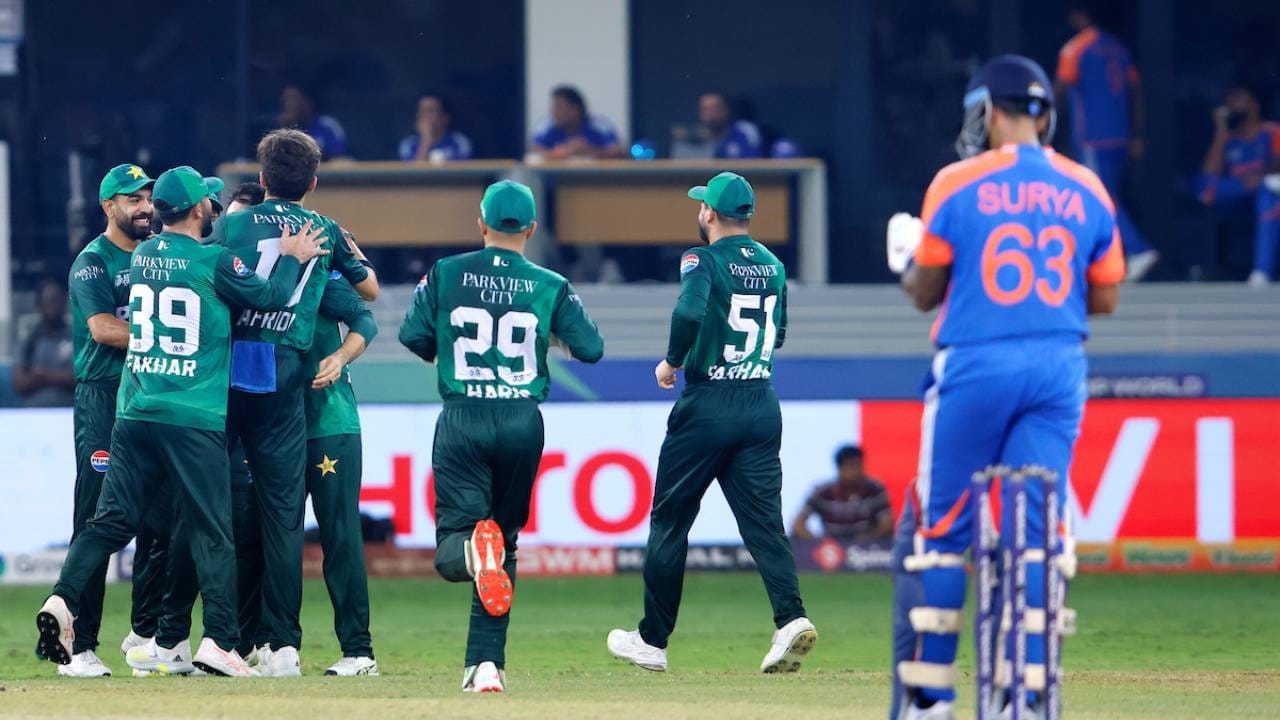 भारत आणि पाकिस्तान हे दोन्ही संघ एकाच गटात आहेत. त्यामुळे साखळी फेरीत दोन्ही संघ भिडणार यात काही शंका नाही. भारता पाकिस्तान सामना 15 फेब्रुवारीला होणार आहे.  भारता पाकिस्तान असलेल्या गटात नेदरलँड, अमेरिका आणि नामिबिया हे संघ आहेत. त्यामुळे भारत पाकिस्तानला सुपर 8 फेरीची संधी आहे. .साखळी फेरीत दोन्ही संघ टॉपला राहीले तर सुपर 8 फेरीत दोन्ही संघ पुन्हा एकमेकांसमोर येतील. (Photo- Asian Cricket)