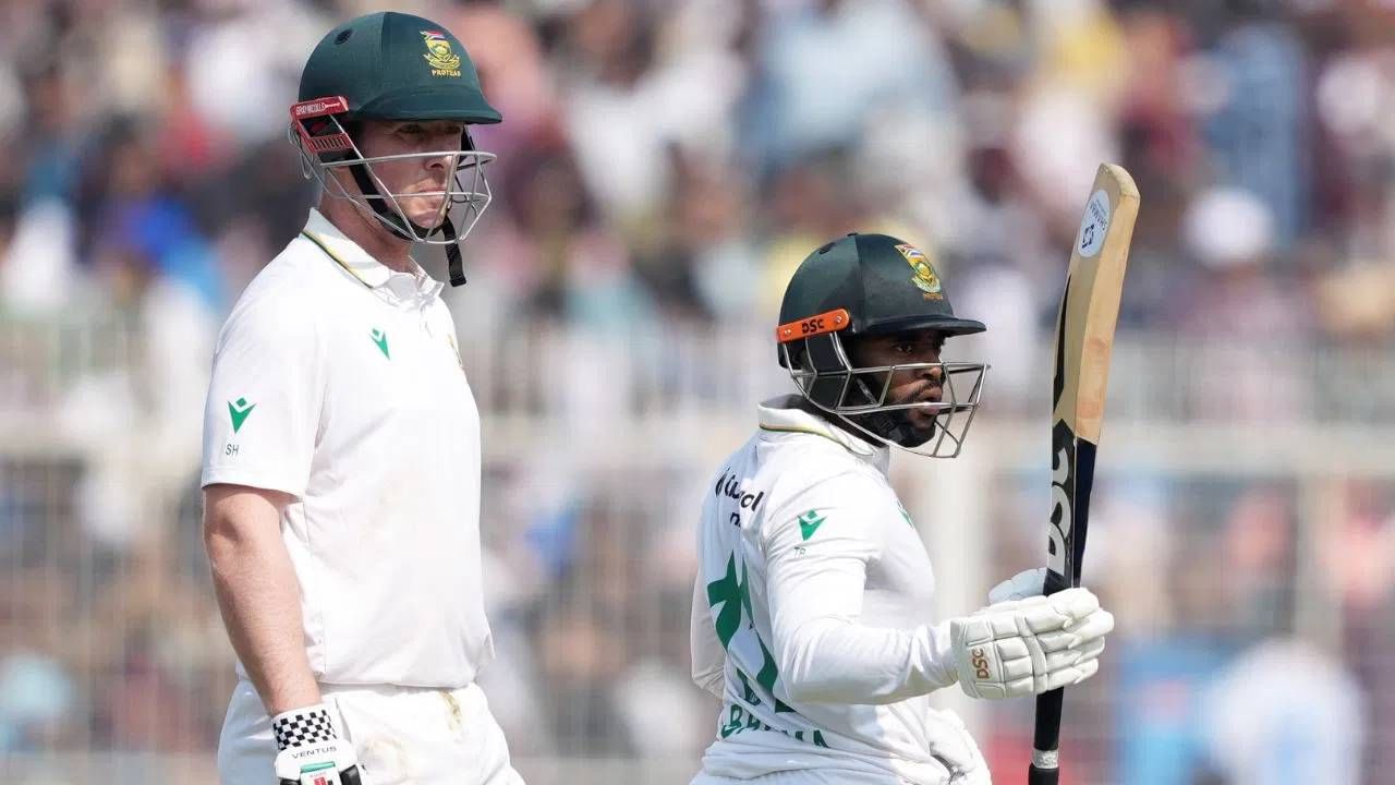 दक्षिण अफ्रिकेने नाणेफेकीचा कौल जिंकून प्रथम फलंदाजी स्वीकारली आणि 159 धावा केल्या. तर भारताने पहिल्या डावात 189 धावा करत 30 धावांची आघाडी घेतली. दक्षिण अफ्रिकेचा दुसरा डाव 155 धावांवर आटोपला आणि विजयासाठी 124 धावांचं आव्हान मिळालं. पण हे आव्हानही भारताला गाठता आलं नाही.   (PHOTO CREDIT- PTI)