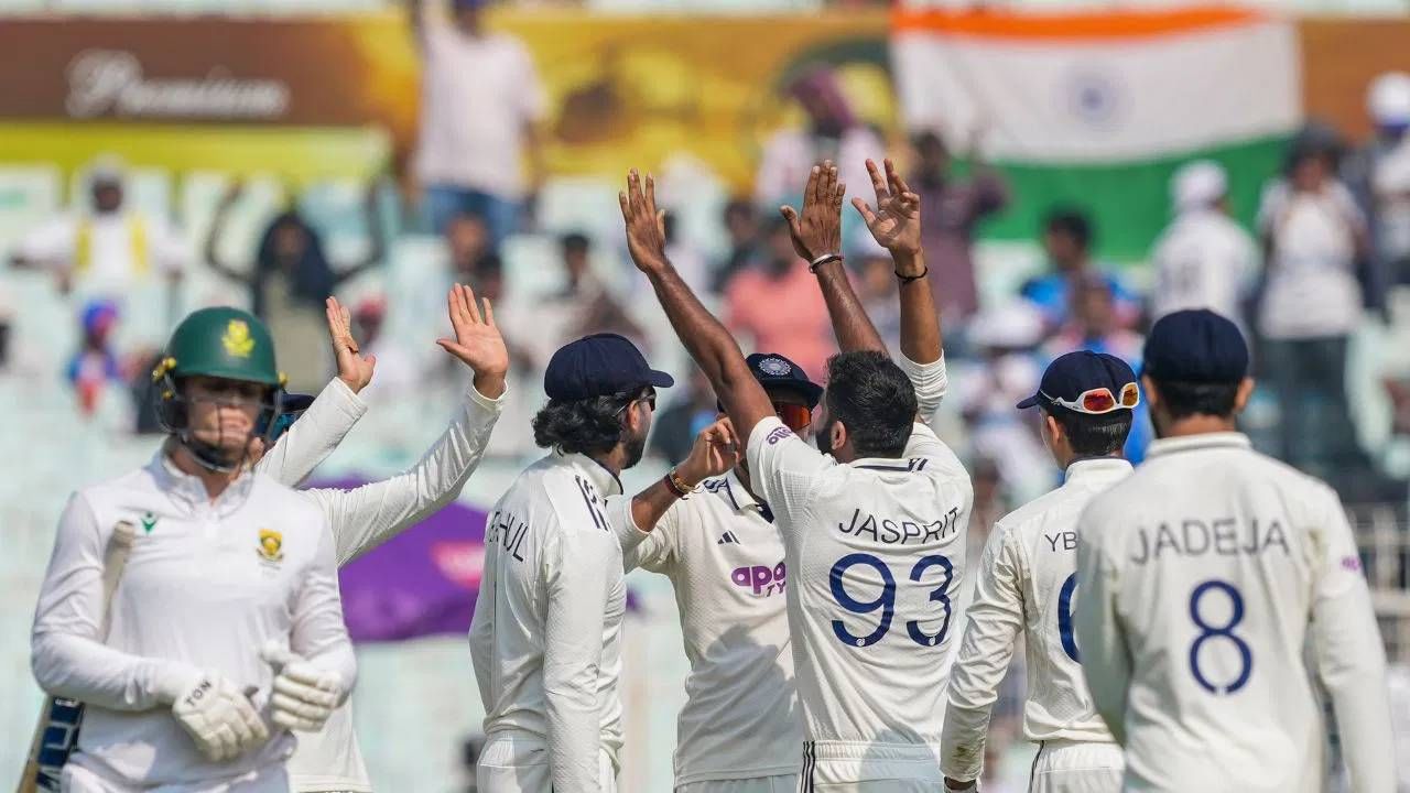 दक्षिण अफ्रिका आणि भारत यांच्यातील कमी धावसंख्येचा सामना होता असं म्हंटलं तर वावगं ठरणार नाही. दोन्ही संघांना 200 च्या पार धावा करता आल्या नाही. दोन्ही डावात गोलंदाजांचा वरचष्मा रााहिला.  भारताला दुसऱ्या डावात 124 धावांचं आव्हान होतं. पण भारतीय संघ फक्त 93 धावा करू शकला.   (PHOTO CREDIT- PTI)