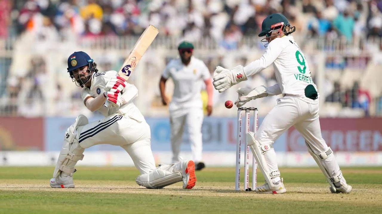 वर्ल्ड टेस्ट चॅम्पियनशिप दक्षिण अफ्रिकेने पहिल्याच कसोटी सामन्यात भारताला दणका दिला आहे. भारताची तयारी अर्धवट असल्याचं दिसून आलं. कोलकाता कसोटी सामन्यात भारताला खरं तर विजयाची संधी होती. पण संघात तालमेलच दिसला नाही. मोजके खेळाडू वगळता सर्व काही रामभरोसे होते. त्यामुळे भारतीय संघाला देशातच लाजिरवाण्या पराभवाला सामोरं जावं लागलं.   (PHOTO CREDIT- PTI)