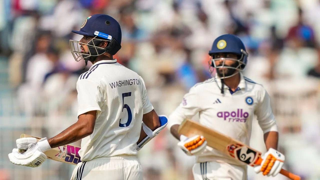 2024 मध्ये मुंबईत झालेल्या कसोटी सामन्यात न्यूझीलंडने  भारताला पराभूत केलं होतं. तेव्हा भारतीय संघ 147 धावांचा पाठलाग करताना 121 धावांवर सर्वबाद झाली होती. या दोन सामन्यांशिवाय भारतीय संघाने आपल्या देशात 200 पेक्षा कमी धावांचं टार्गेट गाठताना कधीच पराभवाचं तोंड पाहीलं नव्हतं.  (PHOTO CREDIT- PTI)