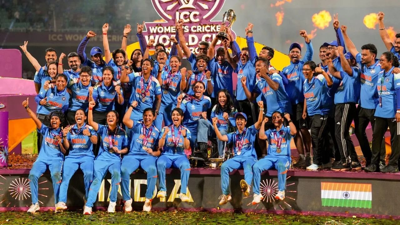टीम इंडियाने अंतिम फेरीत दक्षिण आफ्रिकेला पराभूत करत वूमन्स वनडे वर्ल्ड कप ट्रॉफीवर आपल्या नावावर केली. भारताचं यासह 52 वर्षांनंतर वर्ल्ड कप जिंकण्याचं स्वप्न पूर्ण झालं. भारताने हरमनप्रीत कौर हीच्या नेतृत्वात ही कामगिरी  केली. अंतिम सामन्यानंतर टीम इंडियाच्या सर्व खेळाडूंना मेडल देण्यात आलं अपवाद प्रतिका रावल.  (PHOTO CREDIT : PTI) 