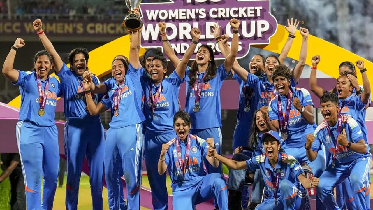 भारतीय महिला संघाने वनडे वर्ल्ड कप जिंकत इतिहास घडवला. भारताने तिसऱ्या प्रयत्नात वर्ल्ड कप ट्रॉफीवर नाव कोरलं. भारतीय संघाने बॅटिंग, बॉलिंग आणि फिल्डिंग या तिन्ही आघाड्यांवर चमकदार कामगिरी करत पहिलावहिला वर्ल्ड कप मिळवला. टीम इंडियाने वर्ल्ड कप जिंकल्याने त्याचा अनेक बाबींवर सकारात्मक परिणाम झाला. या वनडे वर्ल्ड कप स्पर्धेला डीजीटल प्लॅटफॉर्मवर 45 कोटी व्हीव्यूज मिळाले. (Photo Credit : PTI)