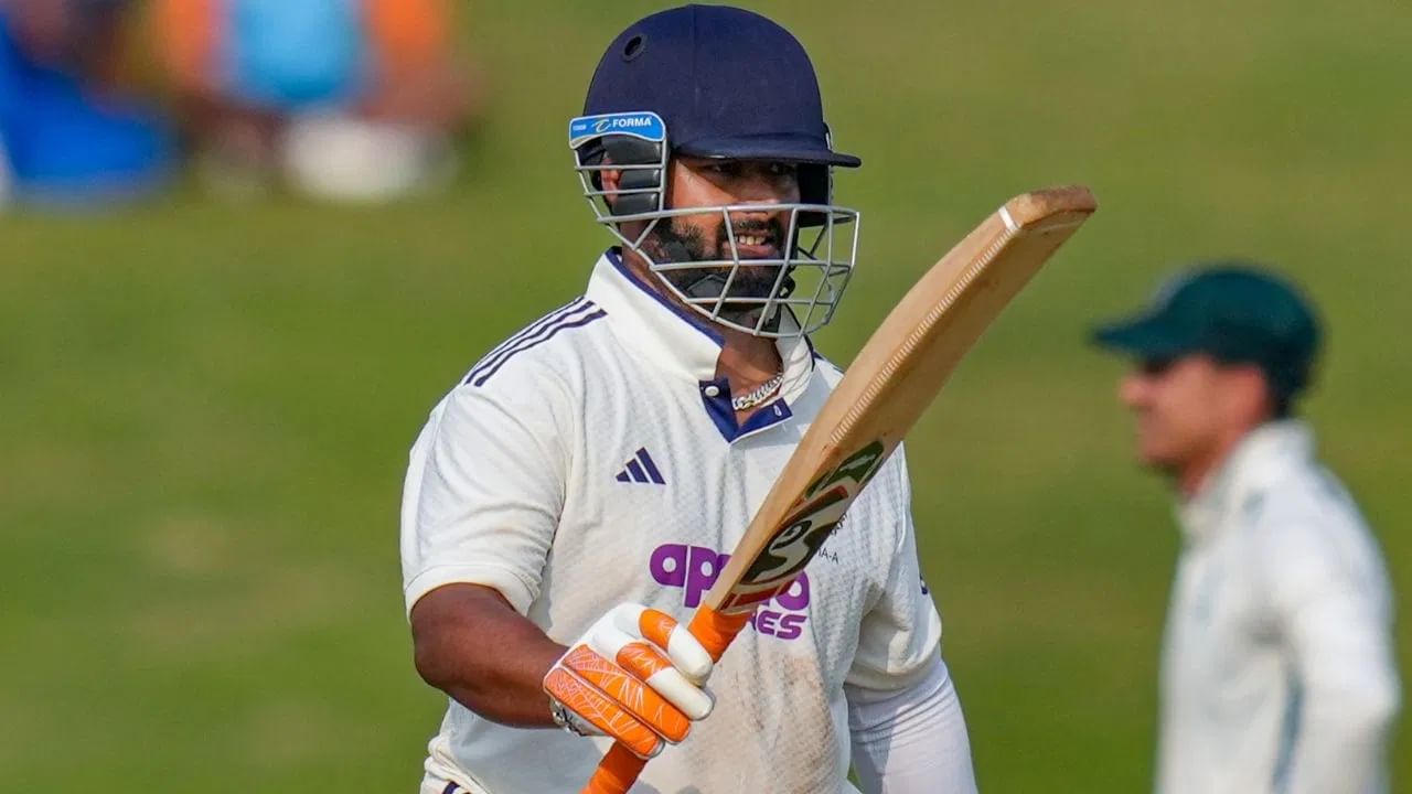 ऋषभ पंत दक्षिण आफ्रिके विरुद्ध कसोटी संघात कमबॅक करणार आहे. पंतला इंग्लंड दौऱ्यात बॅटिंग करताना दुखापत झाली होती. त्यामुळे पंतला मायदेशात वेस्ट इंडिज विरुद्ध झालेल्या कसोटी मालिकेला मुकावं लागलं होतं. मात्र आता पंत आगामी कसोटी मालिकेसाठी सज्ज झाला आहे. (Photo Credit : PTI)