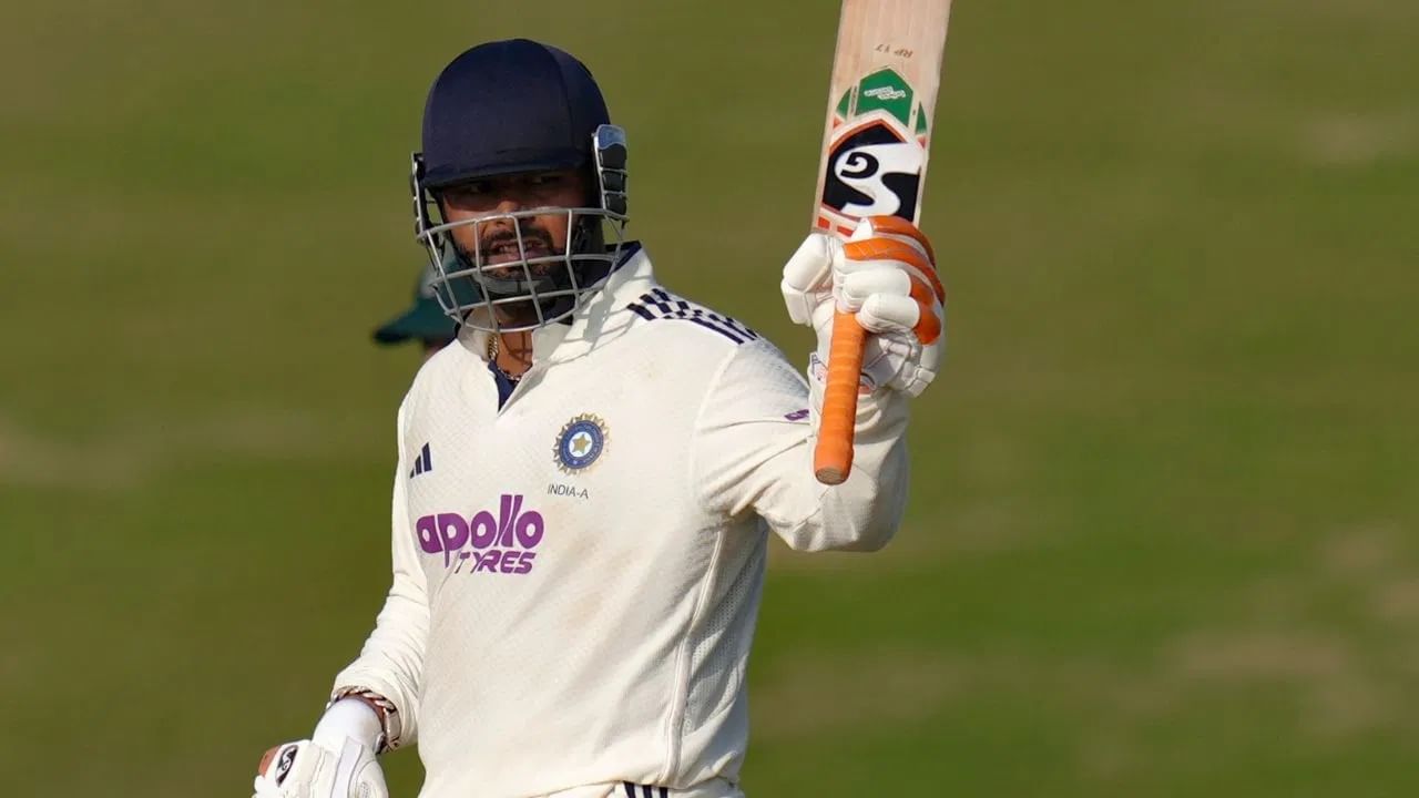 पंतने रिटायर्ड हर्ट होऊन परतल्यानंतर फटकेबाजी केली. पंतने एकूण 65 धावा केल्या. पंतने या खेळीत 5 चौकार आणि 4 षटकार लगावले. पंतची दक्षिण आफ्रिकेविरुद्धच्या 2 सामन्यांच्या कसोटी मालिकेसाठी निवड करण्यात आली आहे. त्यामुळे या मालिकेच्या पार्श्वभूमीवर पंतची ही खेळी टीम इंडियासाठी दिलासदायक आहे. तसेच पंतच्या दुखापतीमुळे चाहत्यांची चिंता वाढली होती. मात्र पंतने वाघाप्रमाणे कमबॅक केलं आणि चाहत्यांची मनं जिंकली.  (Photo Credit : PTI) 