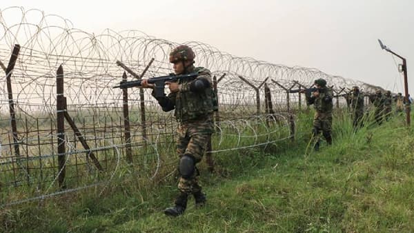 पाकिस्तान सीमेवर अचानक मोठी हालचाल, हाय अलर्ट जारी, नियंत्रण रेषेवर तब्बल..