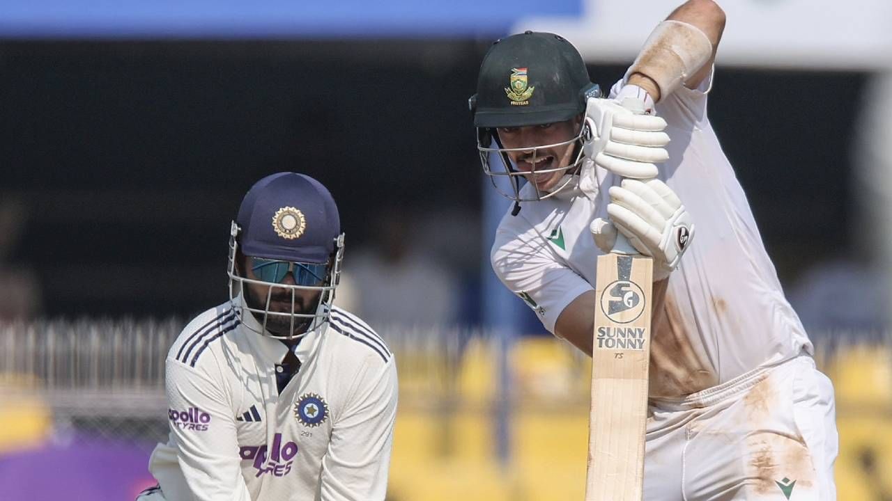 93 वर्षांच्या कसोटी क्रिकेट इतिहासात भारताला चौथ्या डावात कधीच इतक्या मोठ्या धावसंख्येचा पाठलाग करावा लागला नाही. दक्षिण अफ्रिकेने ऑस्ट्रेलियाचा विक्रम मोडला आणि इतकं मोठं लक्ष्य ठेवलं. भारतीय गोलंदाजांच्या नामुष्कीमुळे इतकं मोठं लक्ष्य ठेवण्यात दक्षिण अफ्रिकेला यश आलं आहे. (Photo- Proteas Men Twitter)