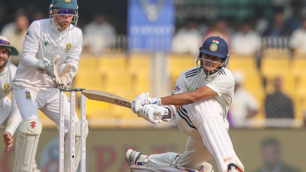 या धावांचा पाठलाग करून विजय मिळवणं खूपच कठीण आहे. कारण शेवटच्या डावात फक्त एकदाच 500 हून अधिक धावांचा पाठलाग करण्यात यश आलं होतं. 1939 मध्ये दक्षिण अफ्रिकेने 696 धावांचं लक्ष्य ठेवलं तेव्हा इंग्लंड 656 धावा केल्या आणि हा सामना ड्रॉ झाला होता.  त्यामुळे भारतीय संघ विजय तर मिळवणार नाही हे निश्चित आहे. पण ड्रॉ करणंही कठीण दिसत आहे. (Photo- BCCI Twitter)