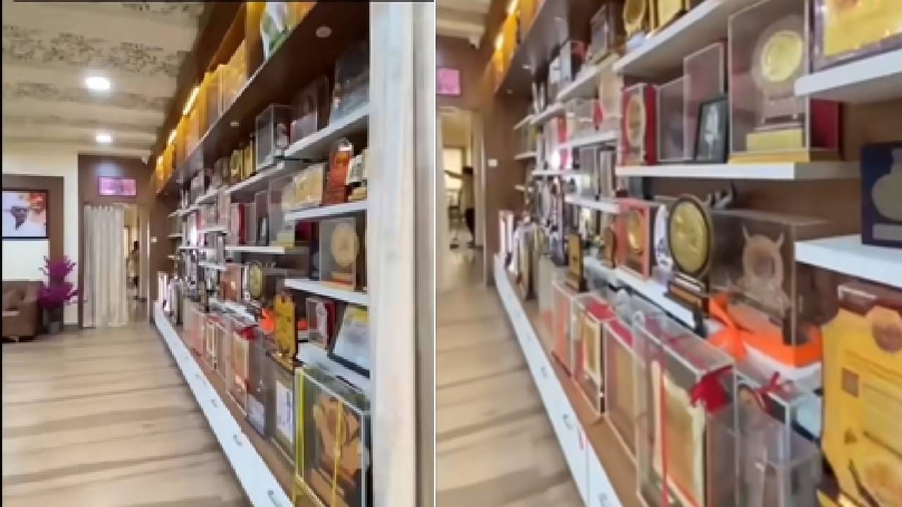 त्यानंतर घरात एण्ट्री करताच उजव्या बाजूची पूर्ण भींत पुरस्कार ठेवण्यासाठी करण्यात आली आहे. इंदुरीकर महाराजांना आतापर्यंत मिळालेले सर्व पुरस्कार तेथे ठेवण्यात आले आहेत. ही संपूर्ण भींत सर्वांचे लक्ष वेधून घेते.
