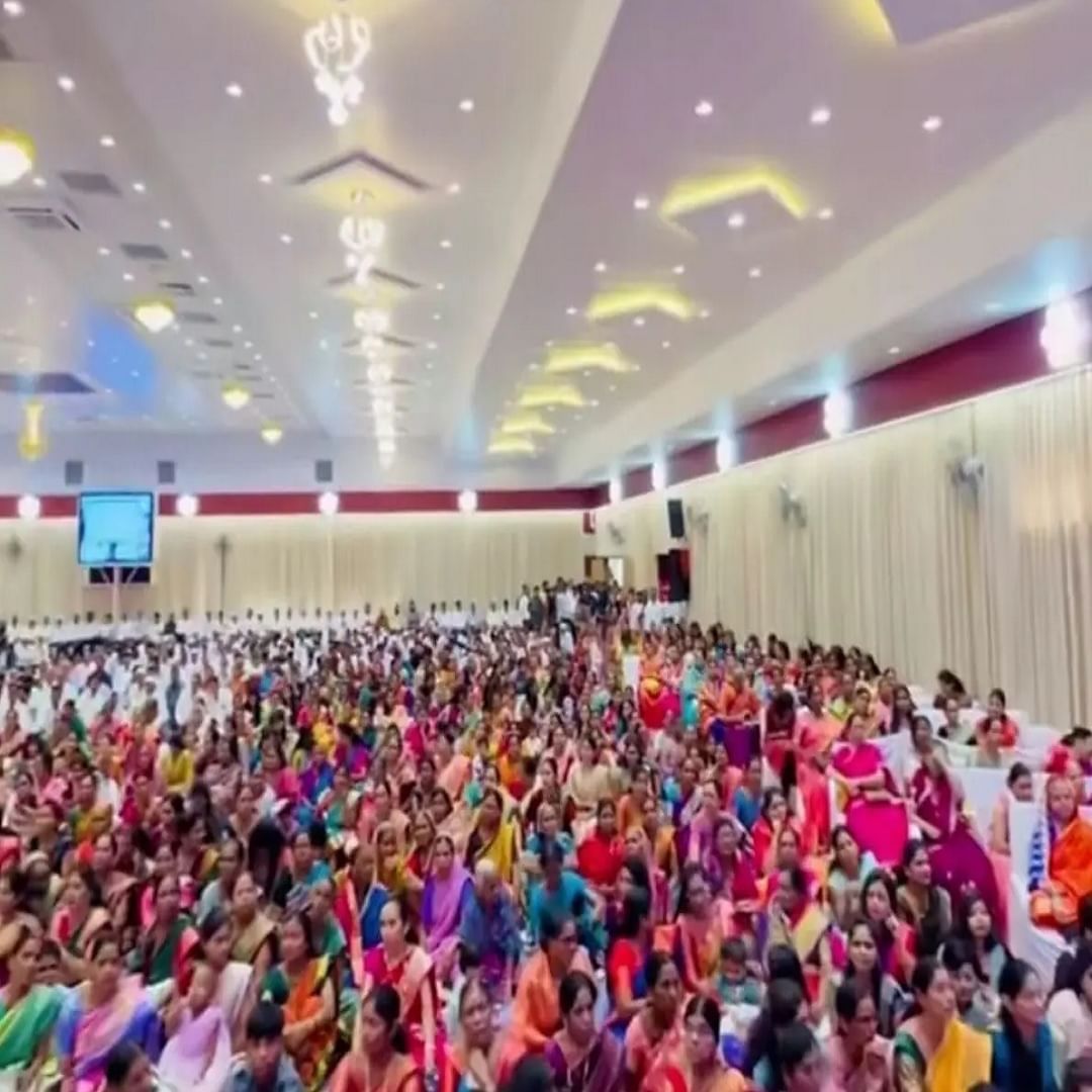 इंदुरीकर महाराज यांनी लेकीच्या साखरपुड्यावर इतका खर्च केल्यामुळे त्यांच्यावर बरीच टीका होताना दिसत आहे.