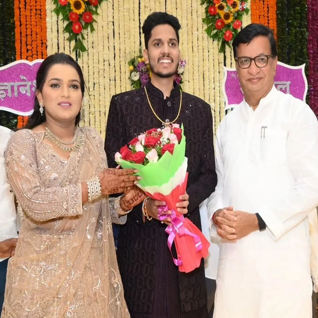  इंदुरीकर महाराज यांची कन्या ज्ञानेश्वरी आणि साहिल यांचा साखरपुडा संपन्न झाला आहे. हा साखरपुडा सोहळा संगमनेरमधील वसंत लॉन्स इथं पार पडला. या सोहळ्याला काँग्रेसचे नेते बाळासाहेब थोरात यांच्यासह अनेक मान्यवर उपस्थितीत होते.