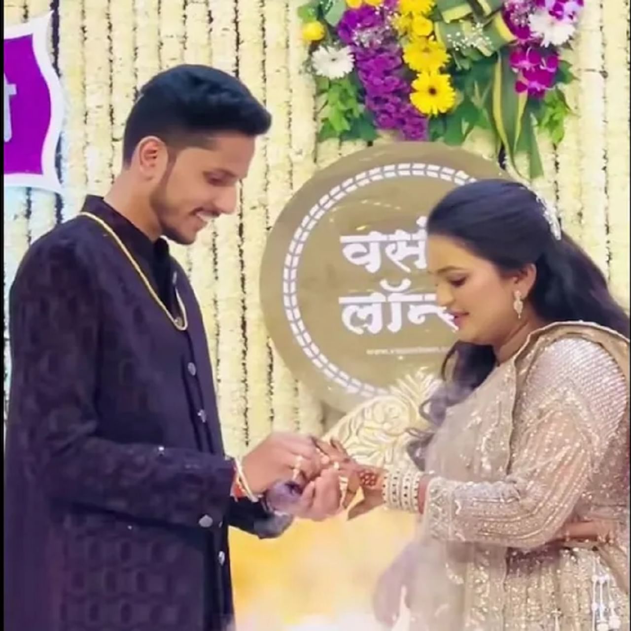  प्रसिद्ध कीर्तनकार निवृत्ती महाराज इंदुरीकर देशमुख यांच्या मुलीचा साखपुडा मोठ्या थाटमाटात पार पडला. सध्या त्यांच्या लेकीच्या साखरपुड्याचीच चर्चा सुरु आहे. त्यांनी ज्या शाहीपद्धतीने लेकीचा साखरपुडा केला त्यावरून त्यांना ट्रोल केल जात आहे. 