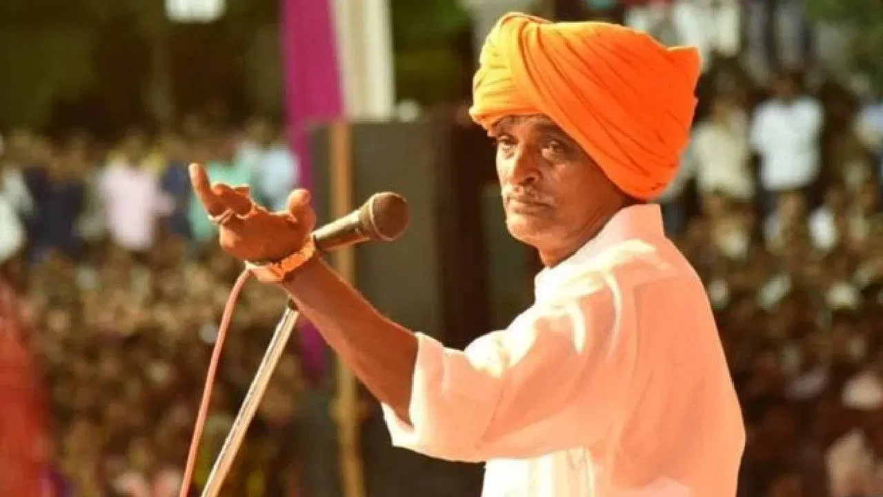 पुढे इंदूरीकर महाराजांनी किर्तनामध्ये मुलीच्या साखरपुड्याचे कपडे कोणी घेतले होते? हे देखील सांगितले आहे. इंदूरीकर महाराज संताप व्यक्त करत म्हणाले की, मुलीच्या साखरपुड्यात कपडे नवरदेवाकडचे घेतात की मुलीकडचे घेतात? मग कपडे त्यांनी आणले असतील की म्या घेतले असतील? एवढी तरी क्लिप टाकणाऱ्यांना लाज पाहिजे ना. माणूस नालायक असावा पण किती?