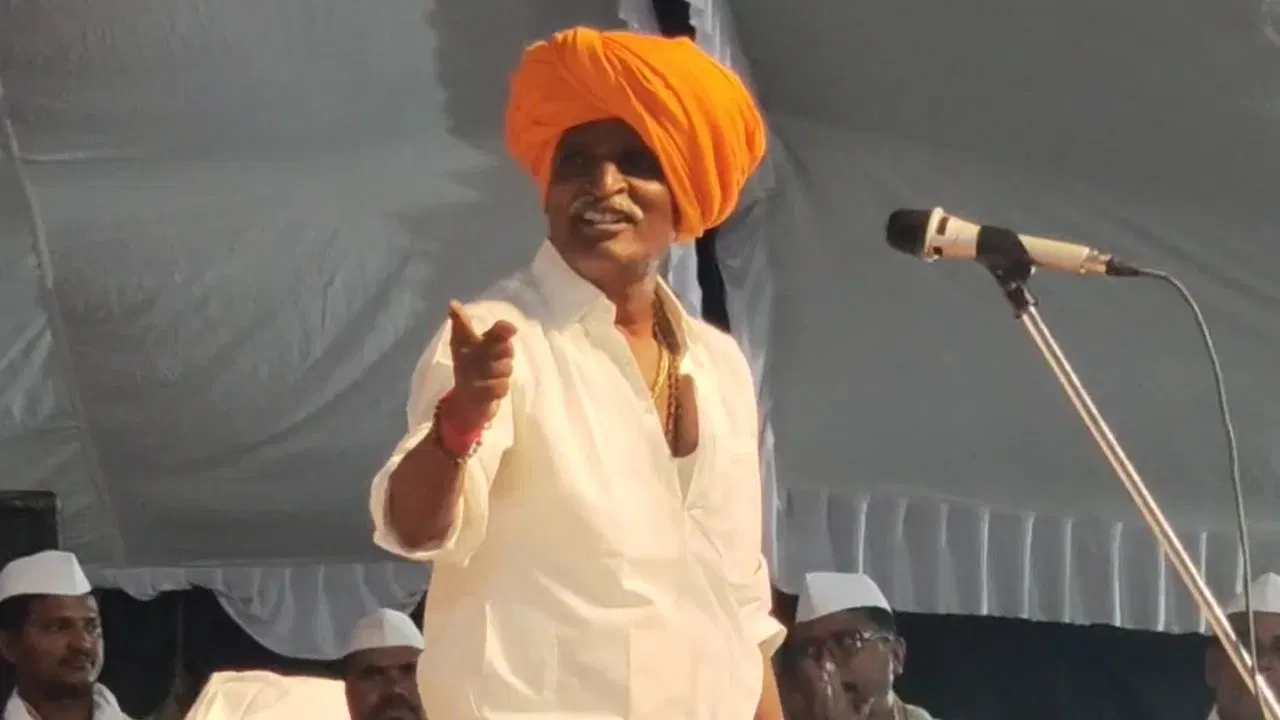 इंदूरीकर महाराज यांची लेक ज्ञानेश्वरीचा साखरपुडा काही दिवसांपूर्वी पार पडला. ज्ञानेश्वरी साहिल चिलापशी लग्न करणार आहे. हा साखरपुडा संगमनेर येथील वसंत लान्समध्ये शाहीपद्धतीने पार पडला होता. या साखरपुड्याला जवळपास 2000 लोकांनी हजेरी लावली. साखरपुड्यात साहिलची रथावरुन मिरवणूक काढण्यात आली होती. तसेच शाही भोजन ठेवण्यात आले होते. सध्या सर्वत्र या साखरपुड्याची चर्चा सुरु आहे. ते पाहून इंदूरीकर महाराज संतापले आहेत. 