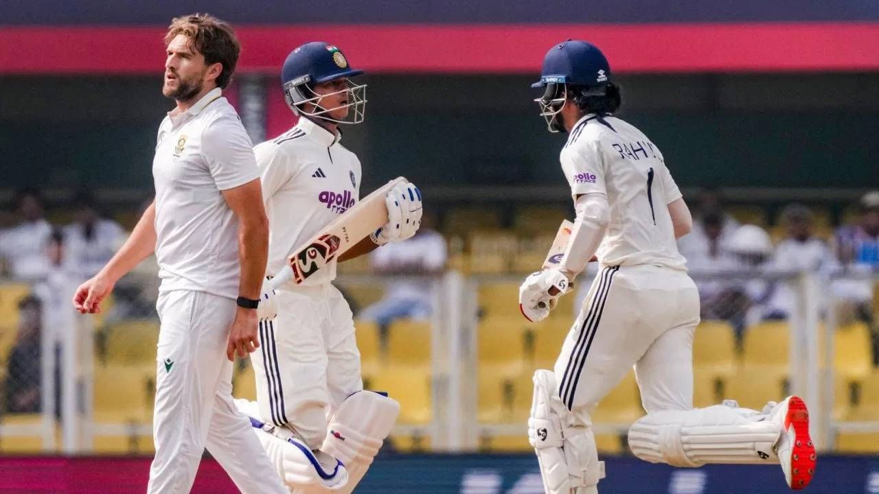 दक्षिण आफ्रिकेच्या या ऐतिहासिक कामगिरीनंतर टीम इंडियासाठी मॅच जिंकण्याची शक्यता खूप धुसर आहे. टेस्ट क्रिकेटमध्ये चौथ्या डावात सर्वाधिक यशस्वी रन चेज 418 आहे. भारतीय संघाचं यशस्वी रन चेज 387 आहे. 2008 साली चेन्नईमध्ये इंग्लंड विरुद्ध टीम इंडियाने ही कामगिरी केलेली. (PHOTO CREDIT- PTI)