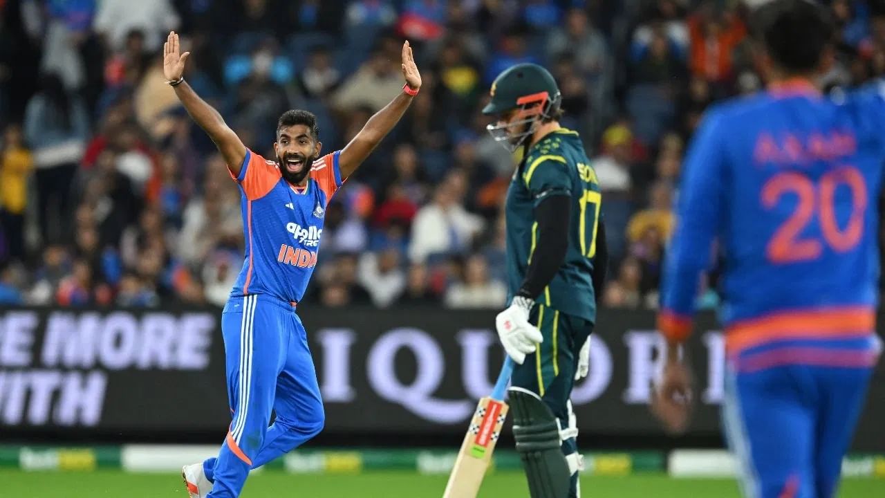 बुमराहने आतापर्यंत टीम इंडियाचं 78 टी 20I सामन्यांमध्ये प्रतिनिधित्व केलं आहे. बुमराहने भारतासाठी 98 टी 20I विकेट्स घेतल्या आहेत. तसेच अर्शदीप सिंह याने भारतासाठी सर्वाधिक 104 विकेट्स मिळवल्या आहेत. त्यामुळे बुमराहला अर्शदीपला मागे टाकायचं असेल तर उर्वरित 2 सामन्यांमध्ये 7 विकेट्स घ्याव्या लागतील.  (PHOTO CREDIT- PTI)