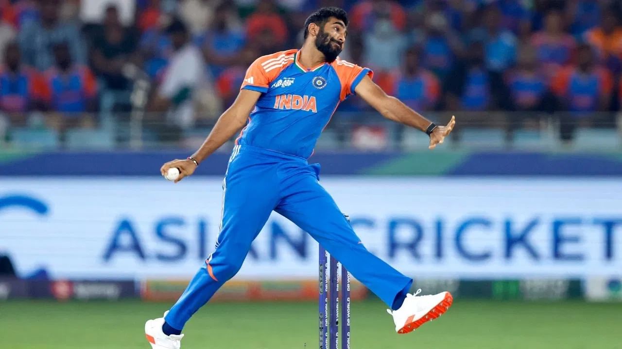 अर्शदीपने ऑस्ट्रेलिया विरूद्धच्या तिसऱ्या टी 20I सामन्यात भारतासाठी सर्वाधिक 3 विकेट्स घेतल्या. तर बुमराहला 1 विकेटही मिळाली नाही. त्यामुळे या दोघांमधील विकेट्सचं अंतर वाढलं.  (PHOTO CREDIT- PTI)