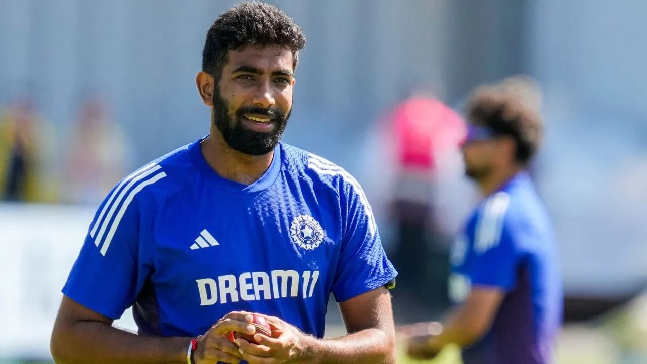 बुमराहकडे टी 20I क्रिकेटमध्ये टीम इंडियासाठी सर्वाधिक विकेट्स घेण्याचा रेकॉर्ड आपल्या नावावर करण्याची संधी आहे. बुमराहला त्यासाठी 7 विकेट्सची गरज आहे. भारतासाठी सर्वाधिक टी 20I विकेट्स घेण्याचा विक्रम हा अर्शदीप सिंह याच्या नावावर आहे. (PHOTO CREDIT- PTI)