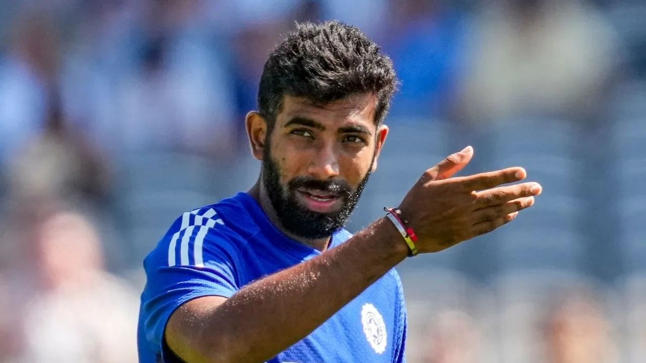 ऑस्ट्रेलिया विरुद्ध टीम इंडिया यांच्यात 5 सामन्यांची टी 20I मालिका खेळवण्यात येत आहे. टीम इंडियाने रविवारी 2 नोव्हेंबरला तिसऱ्या सामन्यात विजय मिळवून मालिकेत 1-1 ने बरोबरी साधली. आता उभयसंघातील चौथा सामना हा 6 नोव्हेंबरला होणार आहे. या मालिकेतील उर्वरित 2 सामन्यांमध्ये टीम इंडियाचा वेगवान गोलंदाज जसप्रीत बुमराह याला मोठा रेकॉर्ड ब्रेक करण्याची संधी आहे. (PHOTO CREDIT- PTI)