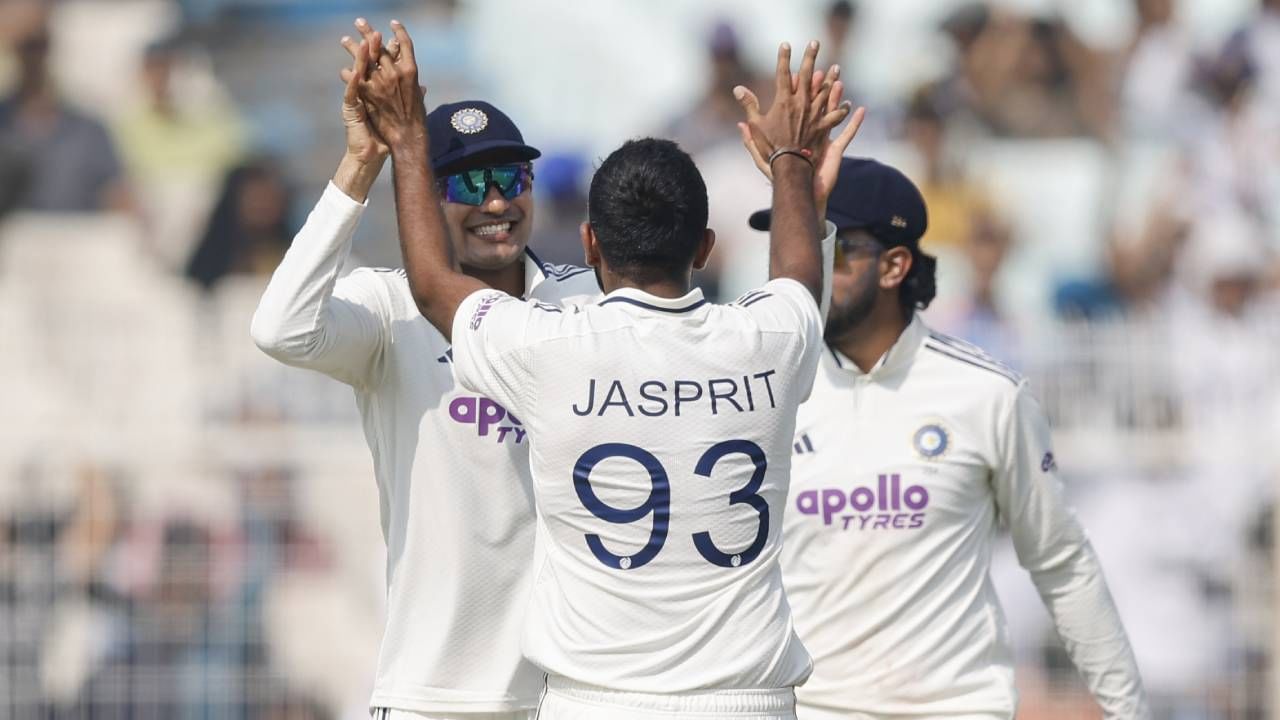 वर्ल्ड टेस्ट चॅम्पियनशिप स्पर्धेतील अत्यंत महत्त्वाची कसोटी मालिका भारत दक्षिण अफ्रिका यांच्यात सुरू आहे. नाणेफेकीचा कौल दक्षिण अफ्रिकेच्या बाजूने लागला आणि प्रथम फलंदाजी स्वीकारली. पण भारताने दक्षिण अफ्रिकेला फक्त 159 धावांवर रोखलं. जसप्रीत बुमराहने निम्मा संघ तंबूत पाठवला. (Photo- BCCI Twitter)