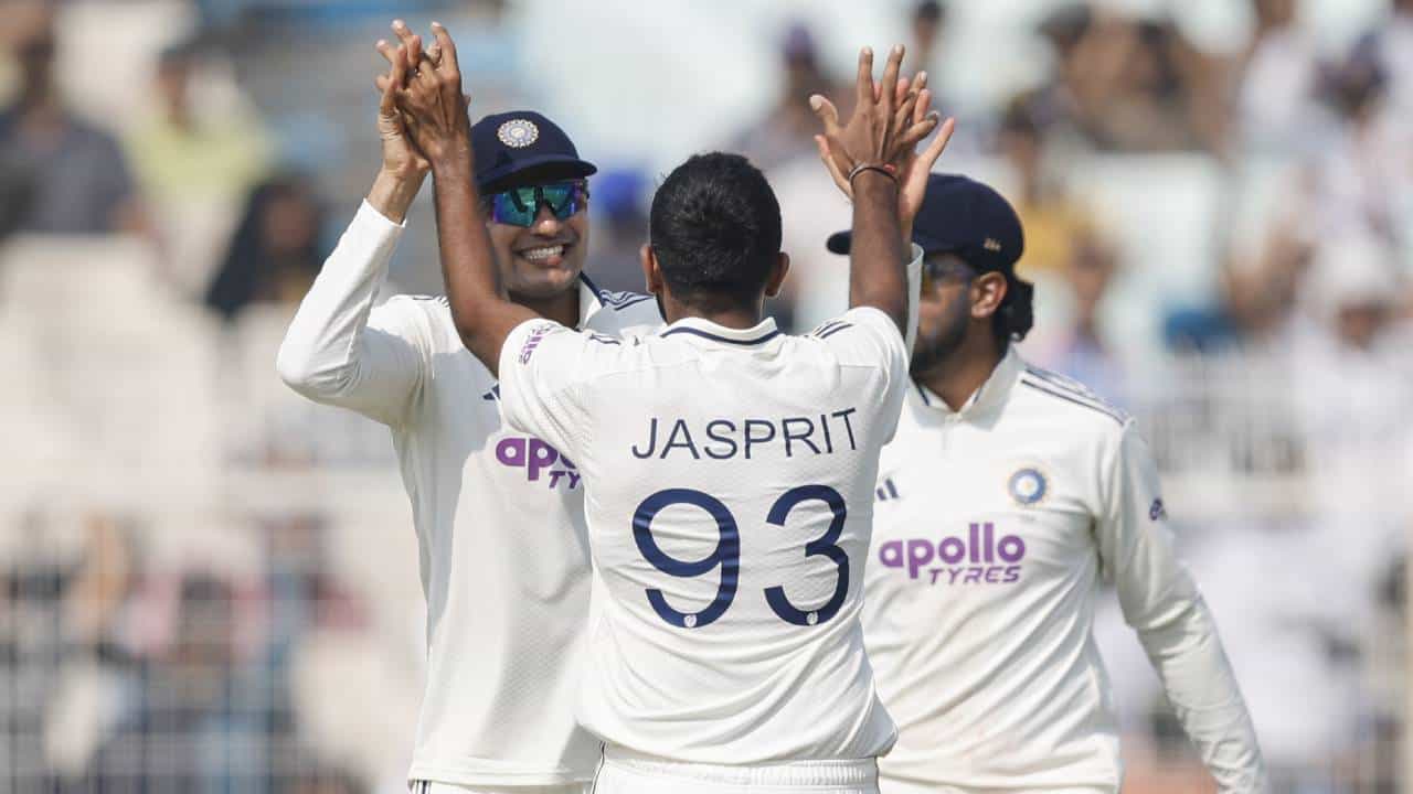 वर्ल्ड टेस्ट चॅम्पियनशिप स्पर्धेतील अत्यंत महत्त्वाची कसोटी मालिका भारत दक्षिण अफ्रिका यांच्यात सुरू आहे. नाणेफेकीचा कौल दक्षिण अफ्रिकेच्या बाजूने लागला आणि प्रथम फलंदाजी स्वीकारली. पण भारताने दक्षिण अफ्रिकेला फक्त 159 धावांवर रोखलं. जसप्रीत बुमराहने निम्मा संघ तंबूत पाठवला. (Photo- BCCI Twitter)