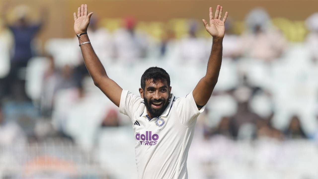 जसप्रीत बुमराहने SENA देशांविरुद्ध (दक्षिण अफ्रिका, इंग्लंड, न्यूझीलंड आणि ऑस्ट्रेलिया) या देशांविरुद्ध 13व्यांदा पाच विकेट घेण्याचा मान मिळवला आहे. यापूर्वी सेना देशांविरुद्ध कोणत्याही आशियाई गोलंदाजांनी इतक्यांदा पाचहून अधिक विकेट घेण्याचा मान मिळवला नाही. (Photo- BCCI Twitter)