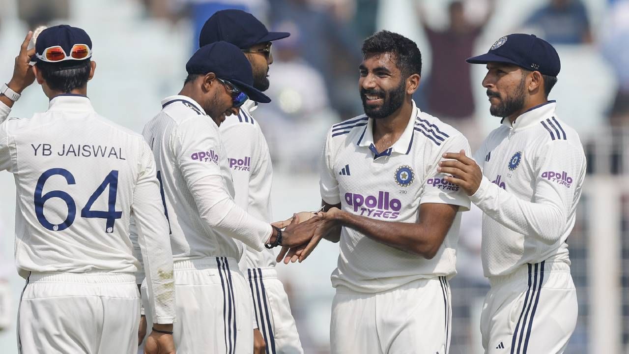 जसप्रीत बुमराहने 14 षटकात 5 निर्धाव षटकं टाकली आणि 27 धावा देत 5 विकेट घेतल्या. यात रियान रिकल्टन, एडन मार्करम, टोनी डी जॉर्जी, हार्मर आणि केशव महाराज यांच्या विकेट आहेत.  (Photo- BCCI Twitter)