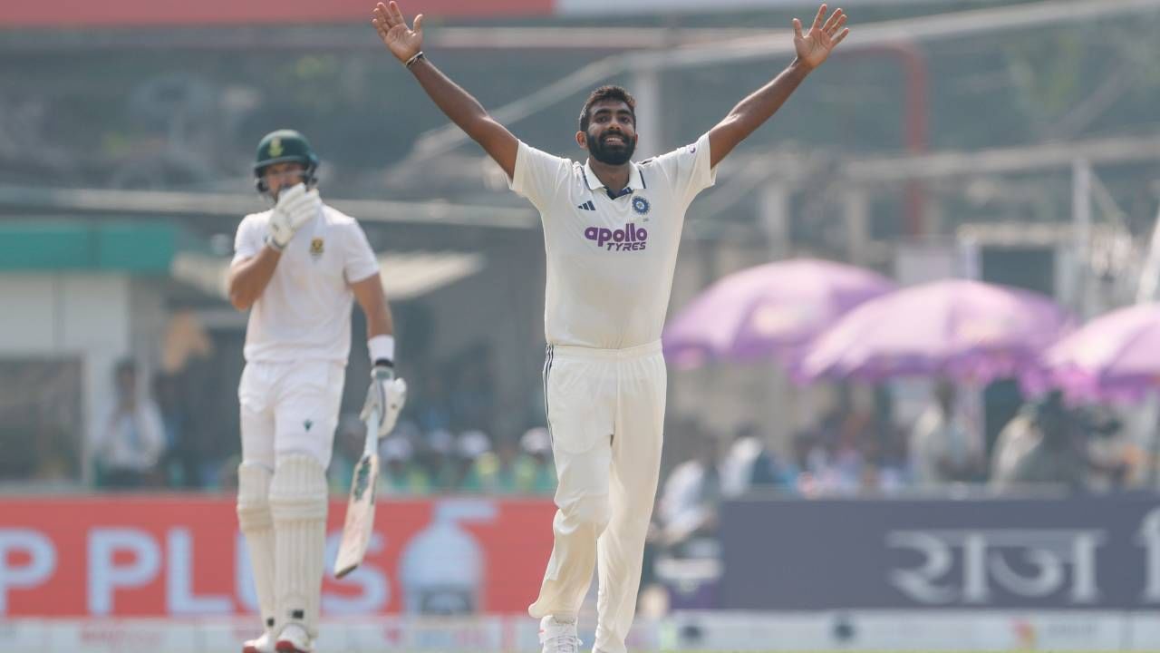 जसप्रीत बुमराहने पाकिस्तानच्या वसीम अक्रमचा विक्रम मोडीत काढला आहे. त्याने 12वेळा पाचहून अधिक विकेट घेतल्या होत्या. मात्र आता हा विक्रम बुमराहच्या नावावर झाला आहे. बुमराहने दक्षिण अफ्रिकेविरुद्ध चौथ्यांदा पाच विकेट घेतल्या आहेत. यासह त्याने श्रीनाथ आणि हरभजन सिंगची बरोबरी केली आहे. (Photo- BCCI Twitter)